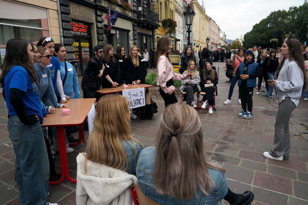 FOTO: Košickí študenti premenili Hlavnú ulicu na španielsku La Ramblu, foto 38
