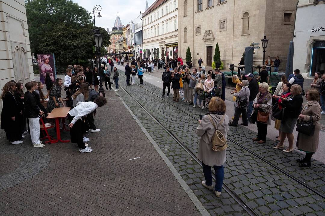 FOTO: Košickí študenti premenili Hlavnú ulicu na španielsku La Ramblu, foto 28