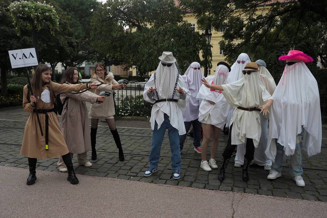 FOTO: Košickí študenti premenili Hlavnú ulicu na španielsku La Ramblu, foto 31