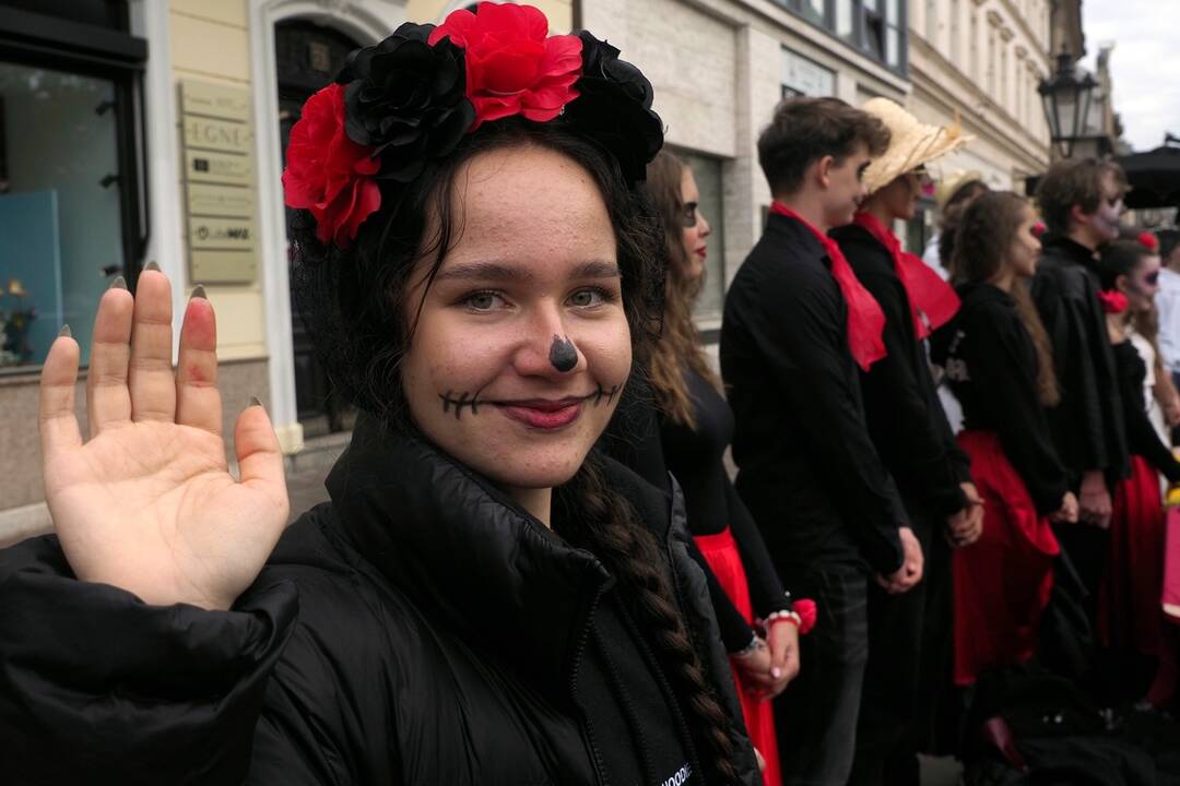 FOTO: Košickí študenti premenili Hlavnú ulicu na španielsku La Ramblu, foto 32