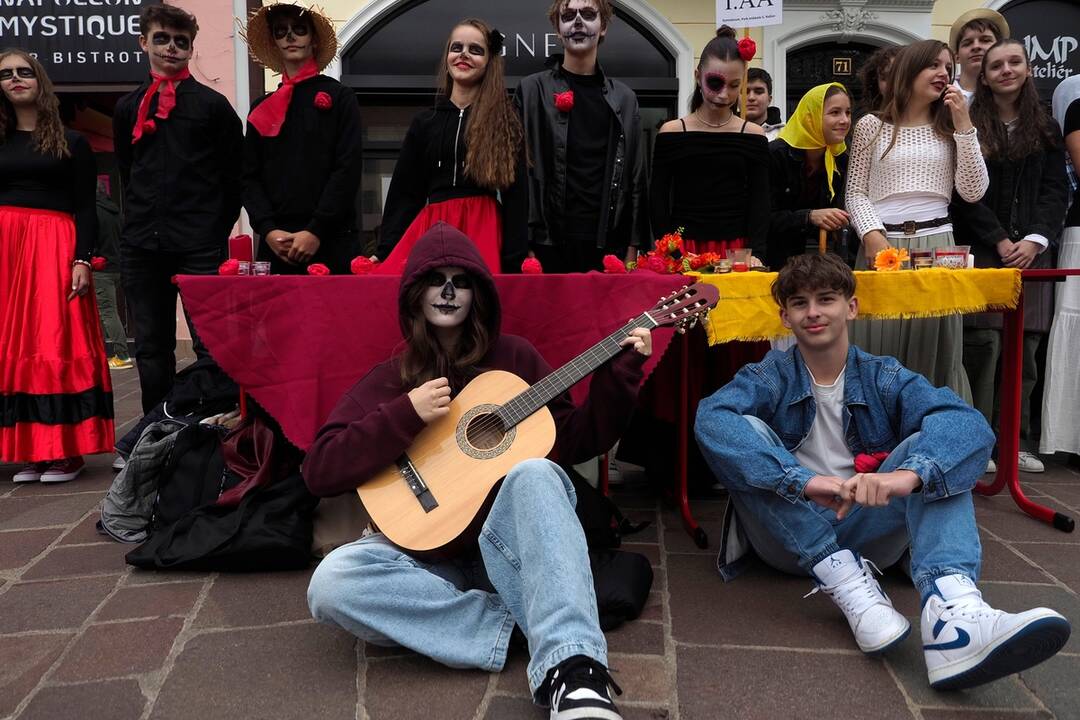 FOTO: Košickí študenti premenili Hlavnú ulicu na španielsku La Ramblu, foto 5