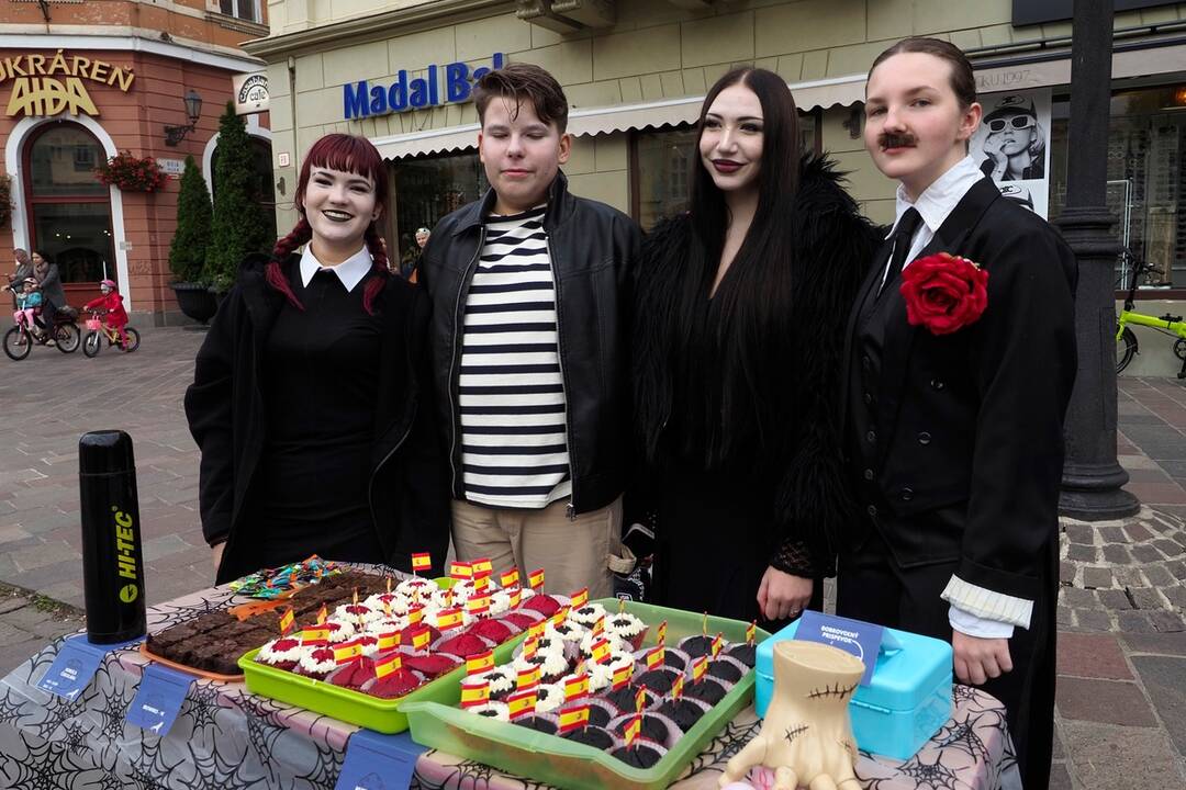 FOTO: Košickí študenti premenili Hlavnú ulicu na španielsku La Ramblu, foto 33