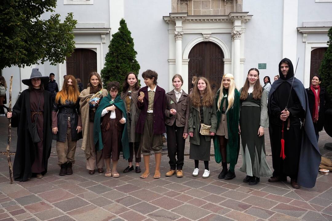 FOTO: Košickí študenti premenili Hlavnú ulicu na španielsku La Ramblu, foto 12