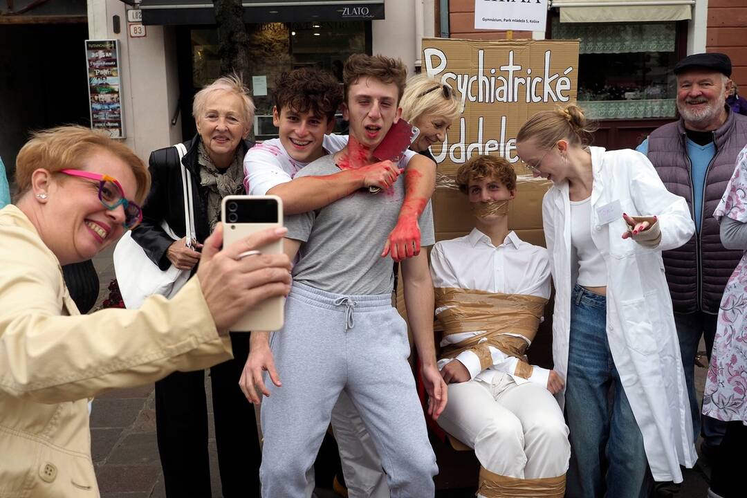 FOTO: Košickí študenti premenili Hlavnú ulicu na španielsku La Ramblu, foto 10