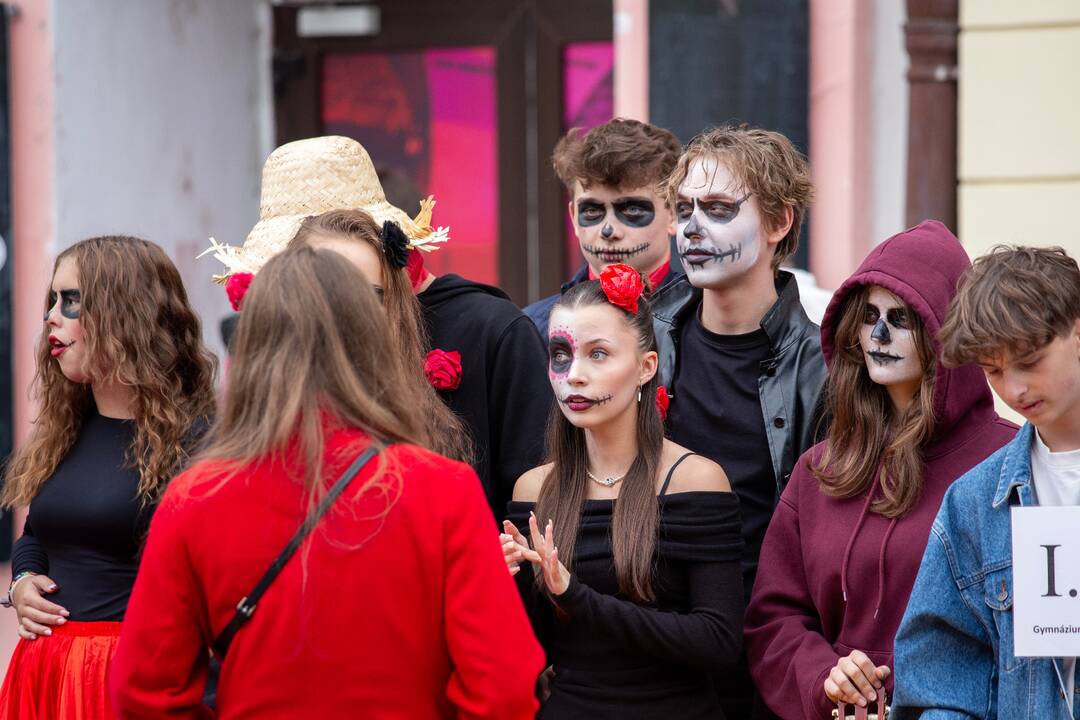 FOTO: Košickí študenti premenili Hlavnú ulicu na španielsku La Ramblu, foto 43