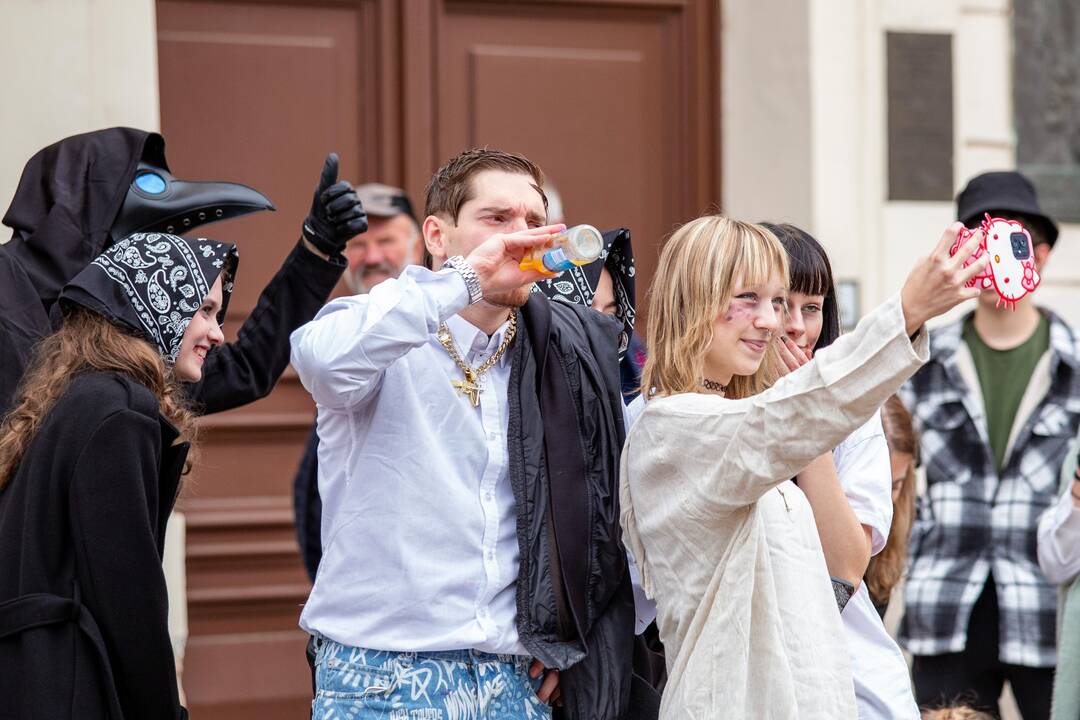 FOTO: Košickí študenti premenili Hlavnú ulicu na španielsku La Ramblu, foto 9