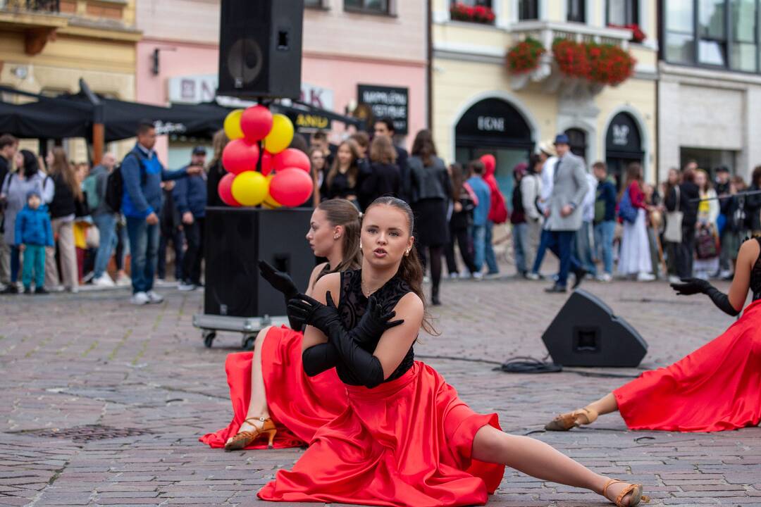 FOTO: Košickí študenti premenili Hlavnú ulicu na španielsku La Ramblu, foto 16