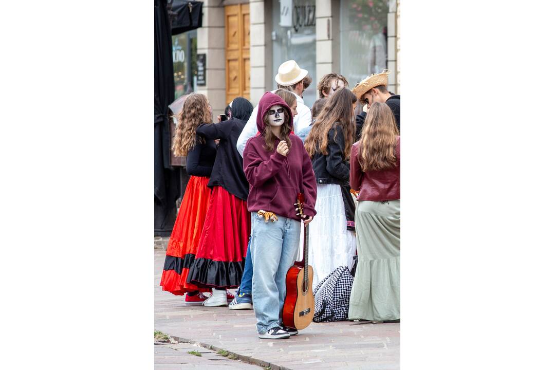 FOTO: Košickí študenti premenili Hlavnú ulicu na španielsku La Ramblu, foto 19