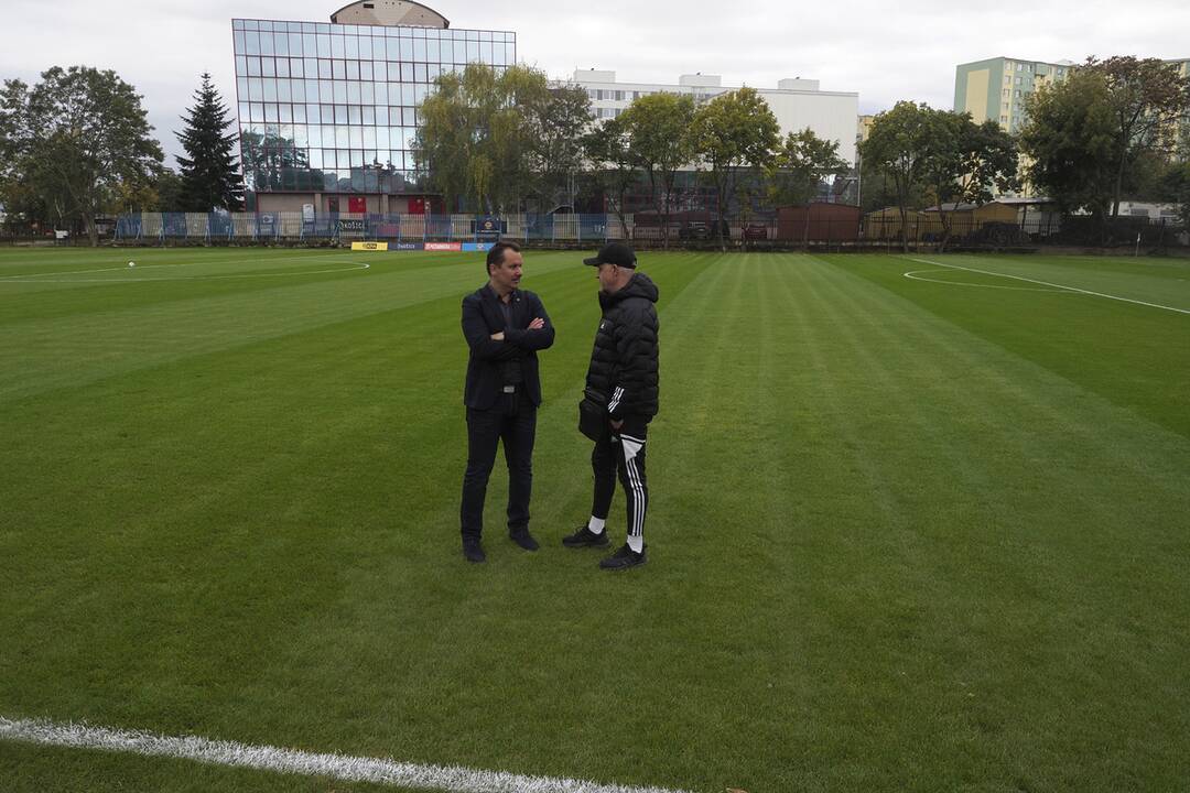 FOTO: Žiaci zo ZŠ Požiarnická a hráči FC Lokomotíva majú nové futbalové ihrisko, foto 4