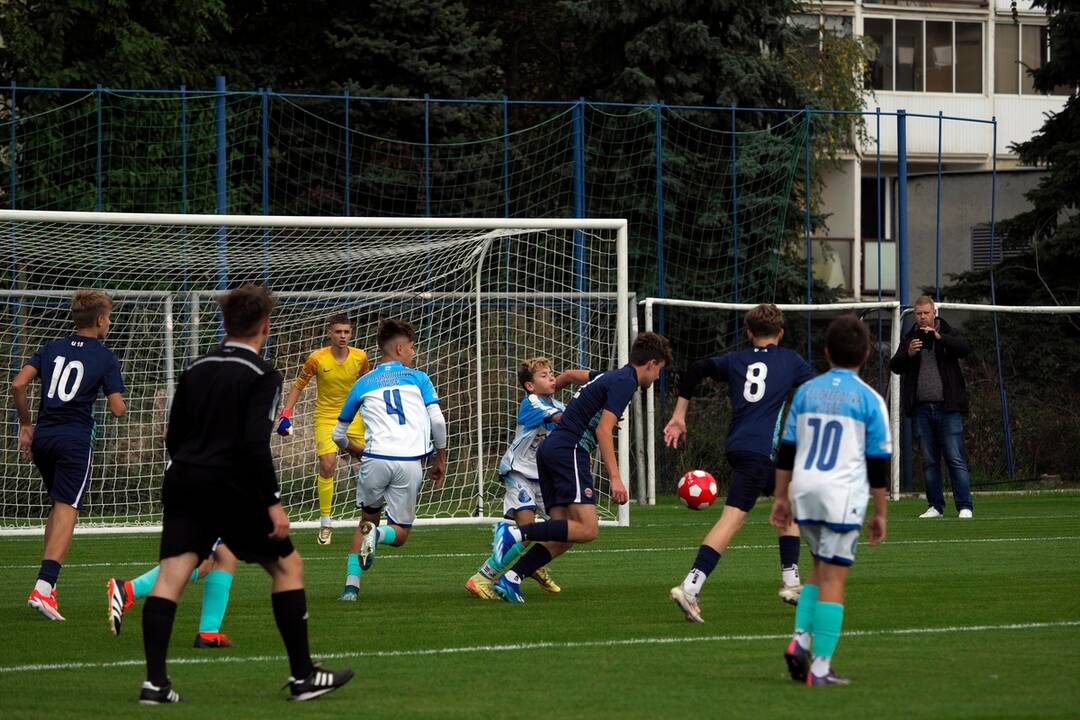 FOTO: Žiaci zo ZŠ Požiarnická a hráči FC Lokomotíva majú nové futbalové ihrisko, foto 13