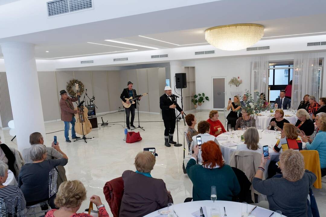 FOTO: Košických seniorov roztancovala Eva Máziková, foto 7