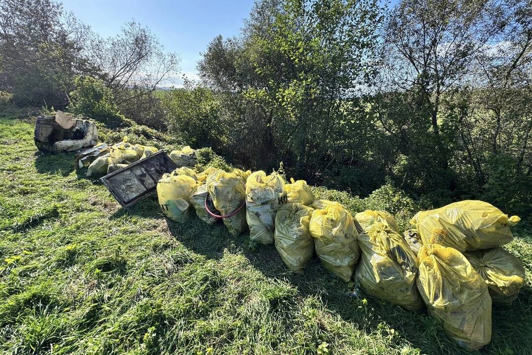 FOTO: V potoku vo Veľkej Ide sa hromadil odpad z miestnej osady. Vyčistiť ho pomohli aj deti, foto 4