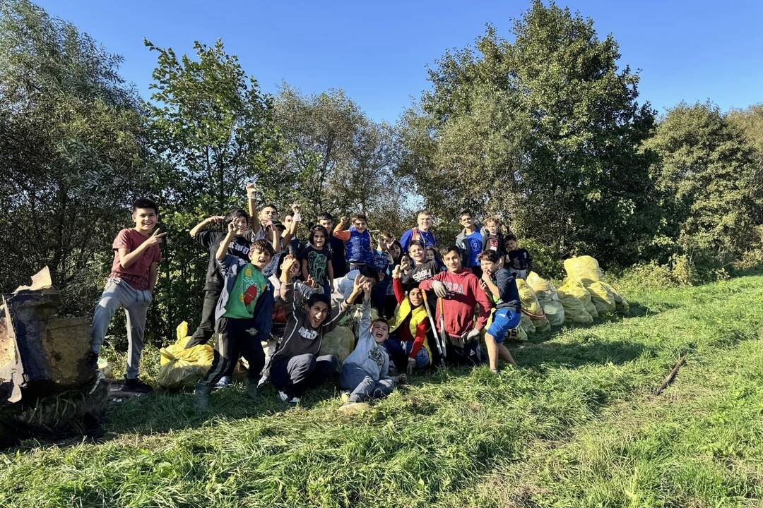 FOTO: V potoku vo Veľkej Ide sa hromadil odpad z miestnej osady. Vyčistiť ho pomohli aj deti, foto 1