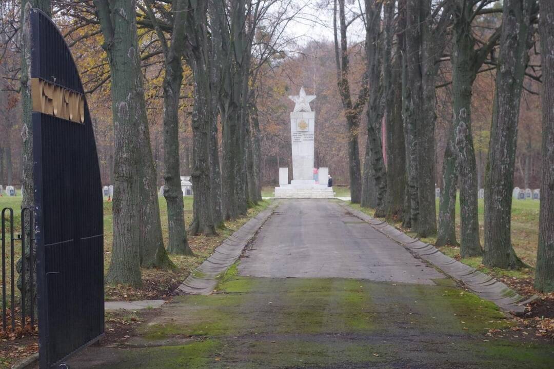 FOTO: Obnova vojenského cintorína v Michalovciach, foto 7