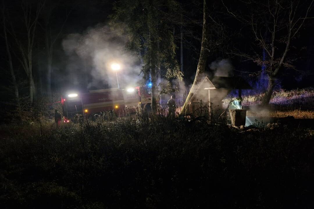 FOTO: Požiar na Jahodnej spôsobili neuhasené ohnisko, foto 5