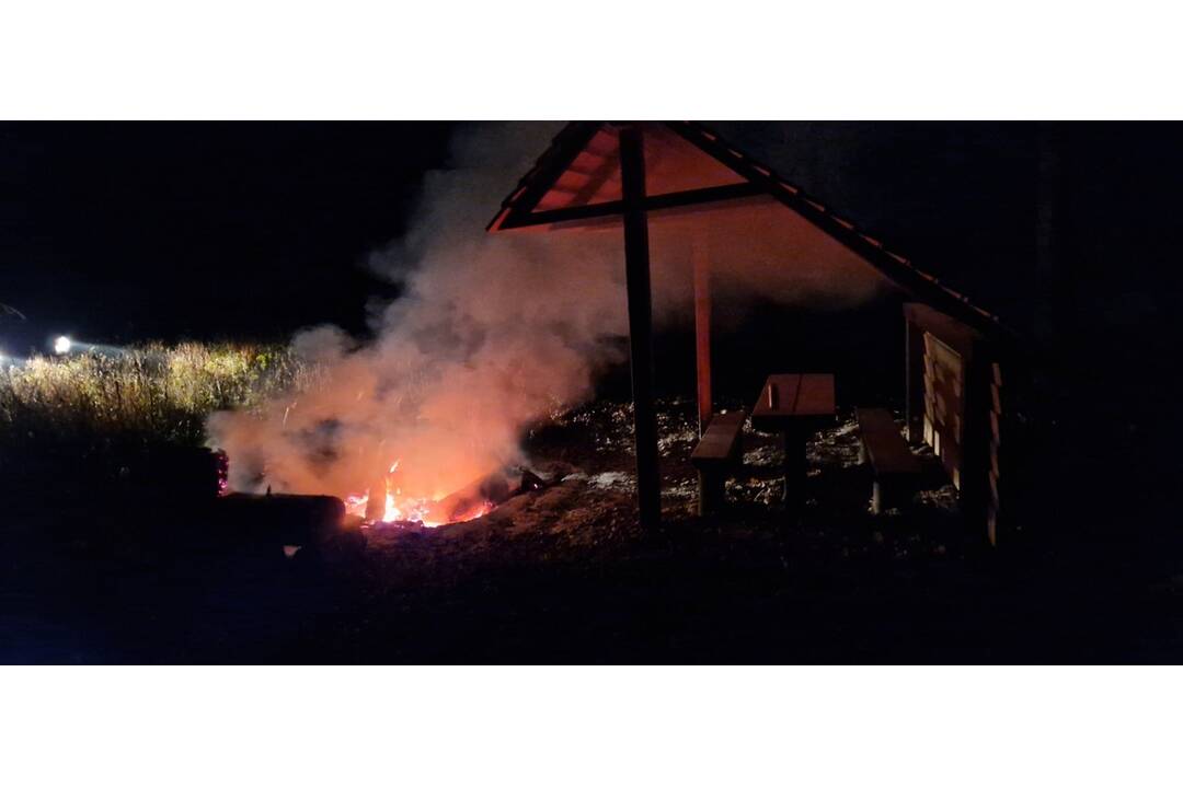 FOTO: Požiar na Jahodnej spôsobili neuhasené ohnisko, foto 6