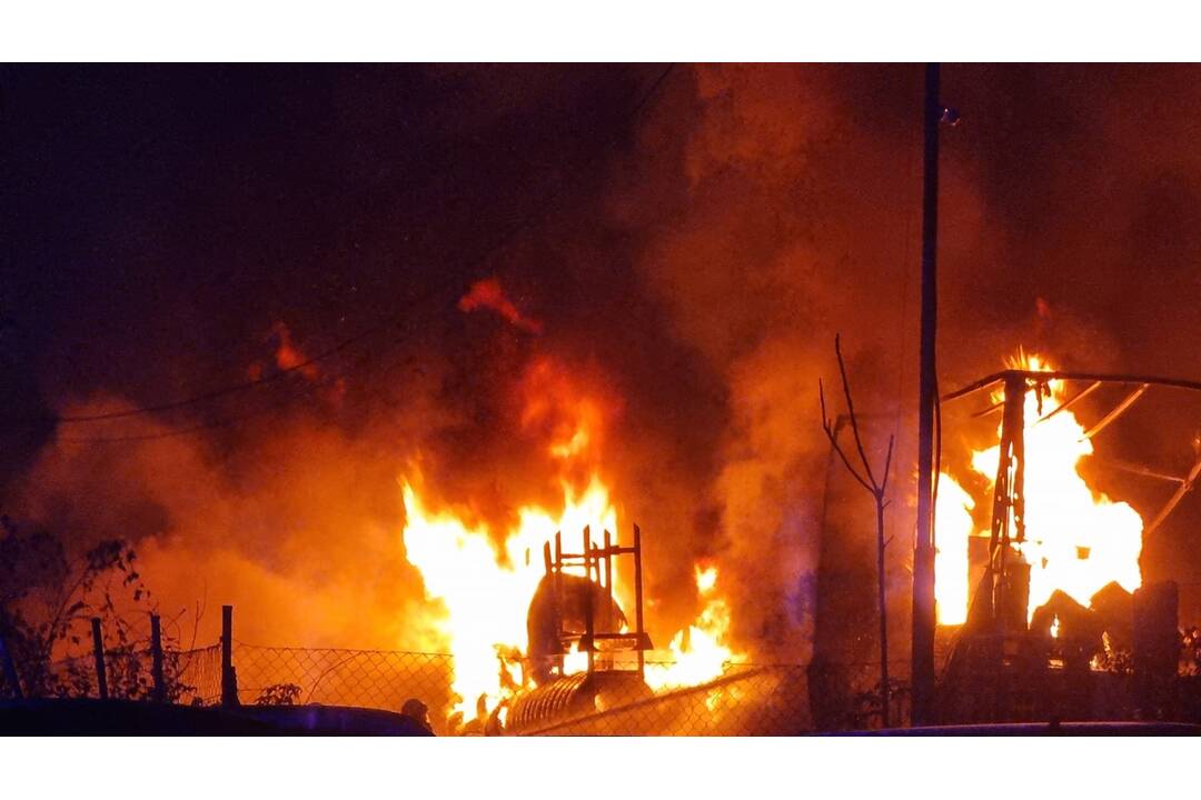 FOTO: Požiar za kuriérskym depom GLS v Košiciach, foto 1