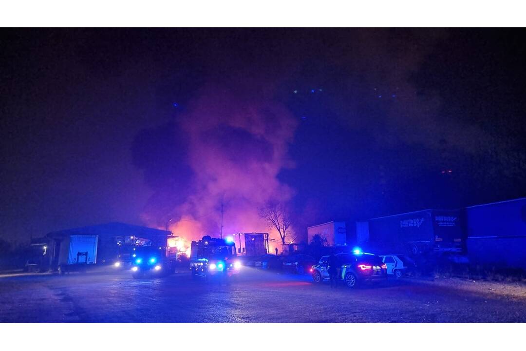 FOTO: Požiar za kuriérskym depom GLS v Košiciach, foto 3