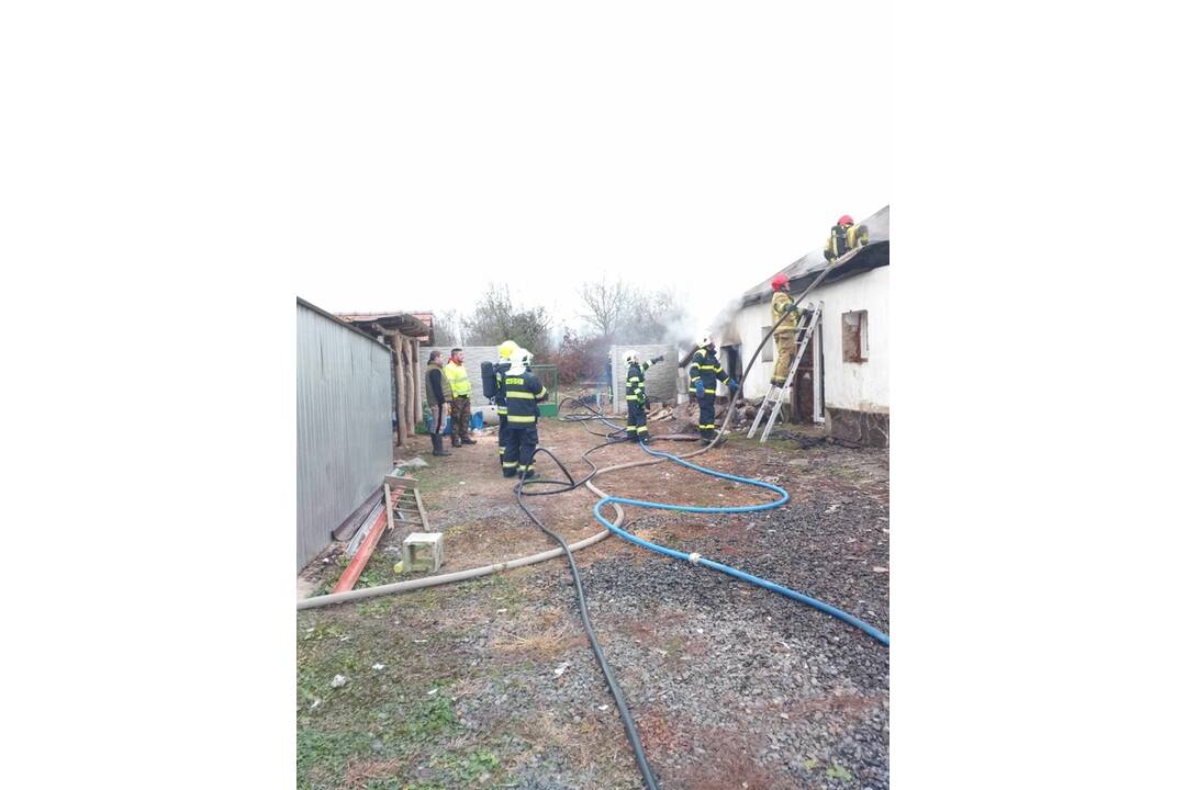 FOTO: Požiar rodinného domu v obci Zemplínske Jastrabie, foto 13