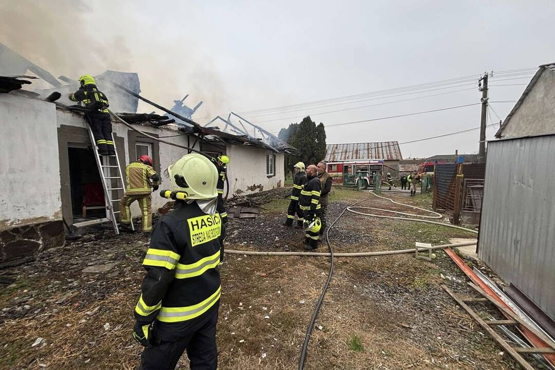 FOTO: Požiar rodinného domu v obci Zemplínske Jastrabie, foto 16
