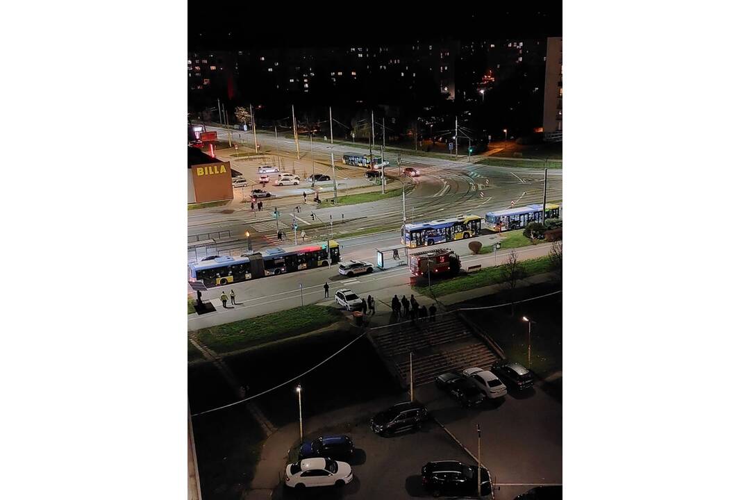 FOTO: Evakuácia ľudí zo Spoločenského pavilónu kvôli hlásenej bombe, foto 3