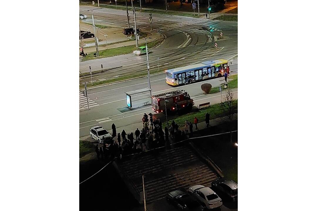 FOTO: Evakuácia ľudí zo Spoločenského pavilónu kvôli hlásenej bombe, foto 4