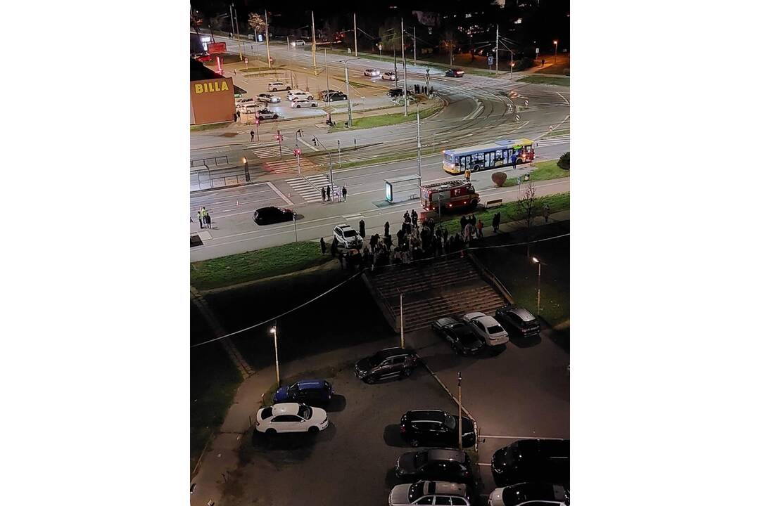 FOTO: Evakuácia ľudí zo Spoločenského pavilónu kvôli hlásenej bombe, foto 7