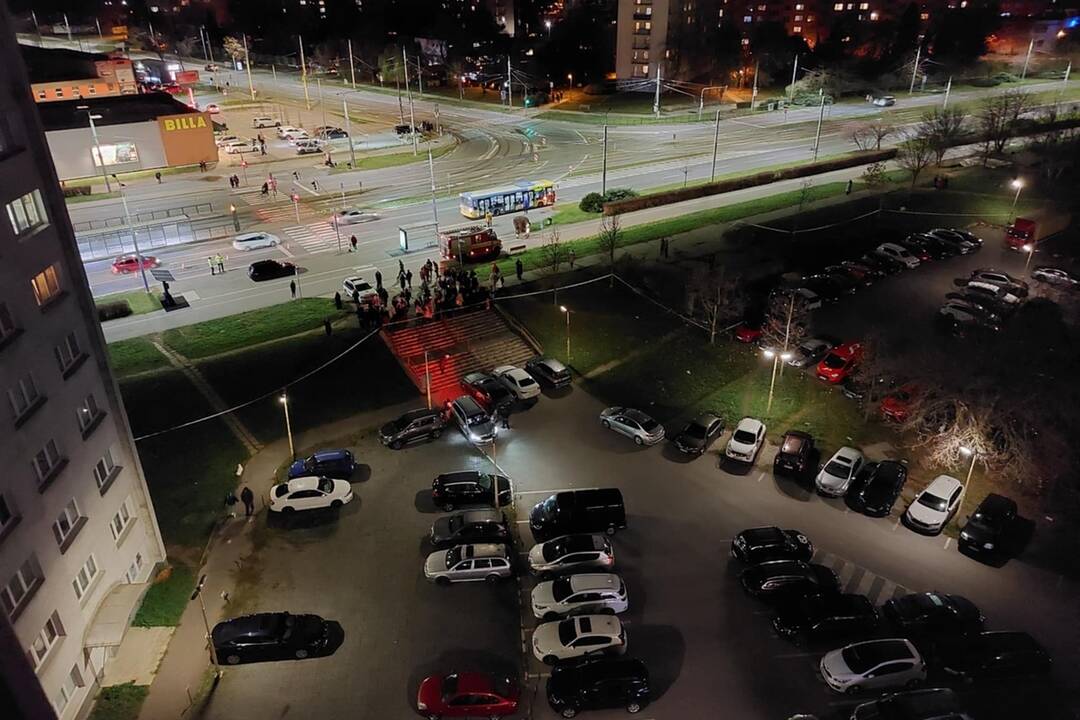 FOTO: Evakuácia ľudí zo Spoločenského pavilónu kvôli hlásenej bombe, foto 2