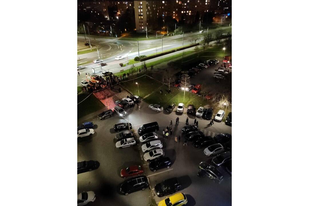 FOTO: Evakuácia ľudí zo Spoločenského pavilónu kvôli hlásenej bombe, foto 1