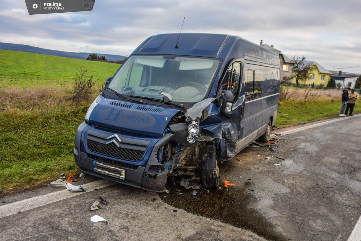 FOTO: Zrážka dodávky a auta v Rozhanovciach, foto 2