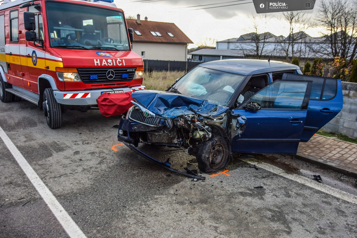 FOTO: Zrážka dodávky a auta v Rozhanovciach, foto 3