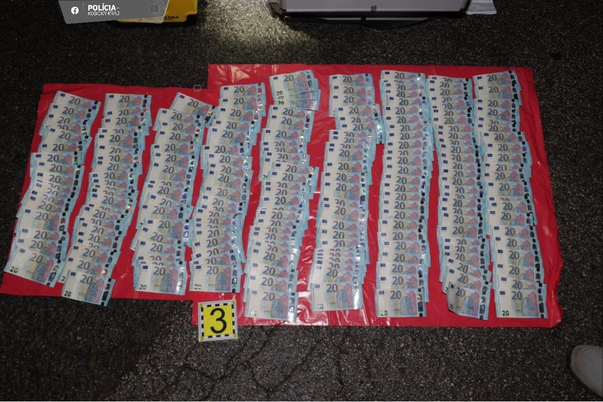 Policajti počas razie zaistili drogy aj veľký obnos peňazí, foto 4