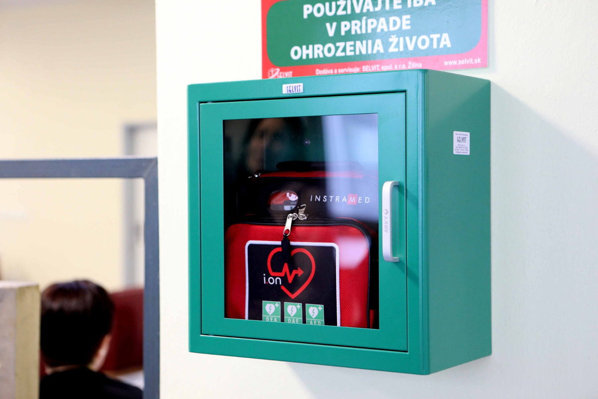 Externé defibrilátory sú už umiestnené v areáloch Univerzitnej nemocnice L. Pasteura v Košiciach , foto 1