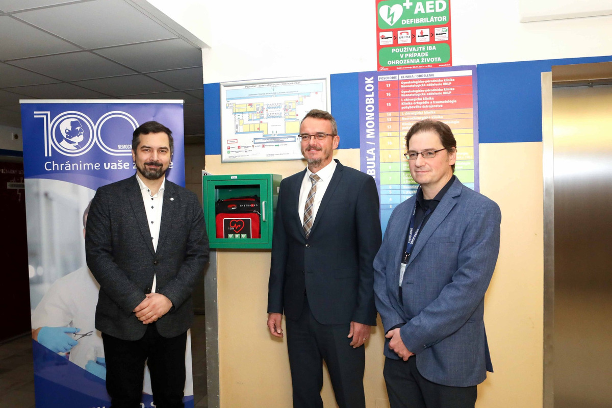 Externé defibrilátory sú už umiestnené v areáloch Univerzitnej nemocnice L. Pasteura v Košiciach , foto 2