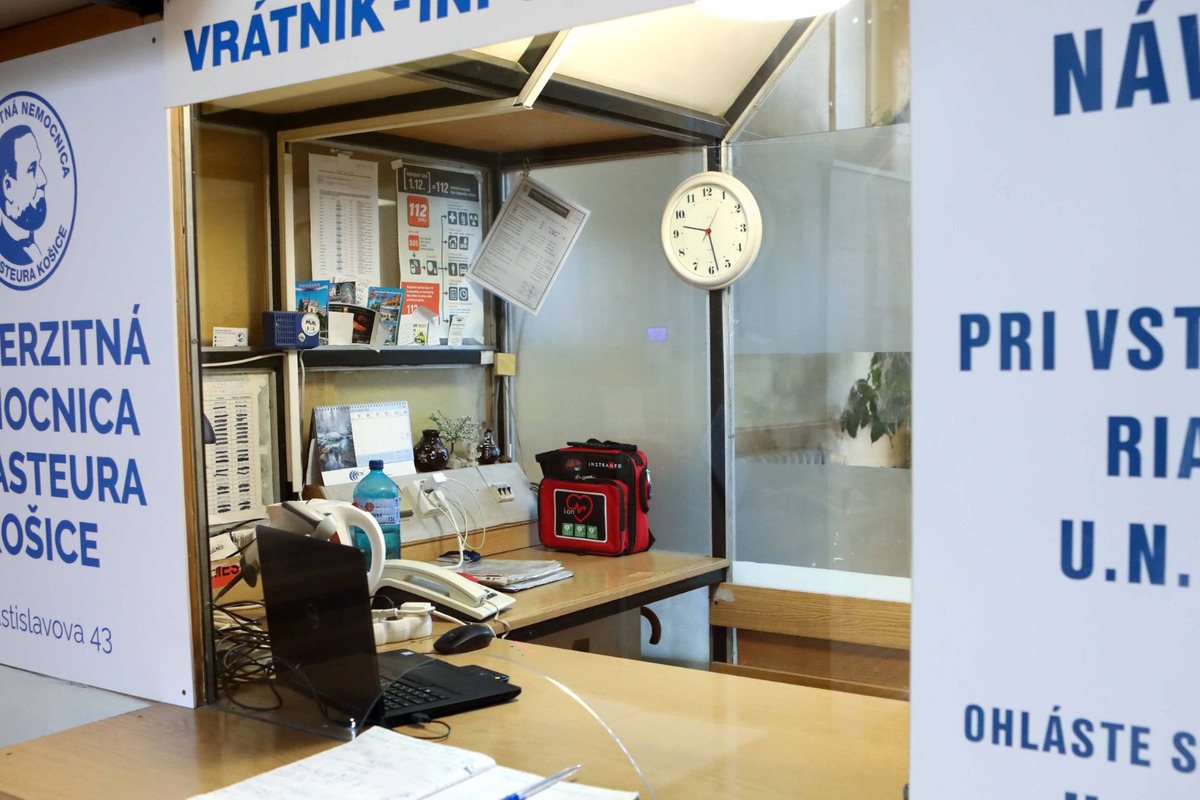 Externé defibrilátory sú už umiestnené v areáloch Univerzitnej nemocnice L. Pasteura v Košiciach , foto 3