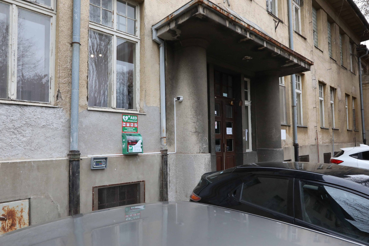 Externé defibrilátory sú už umiestnené v areáloch Univerzitnej nemocnice L. Pasteura v Košiciach , foto 4