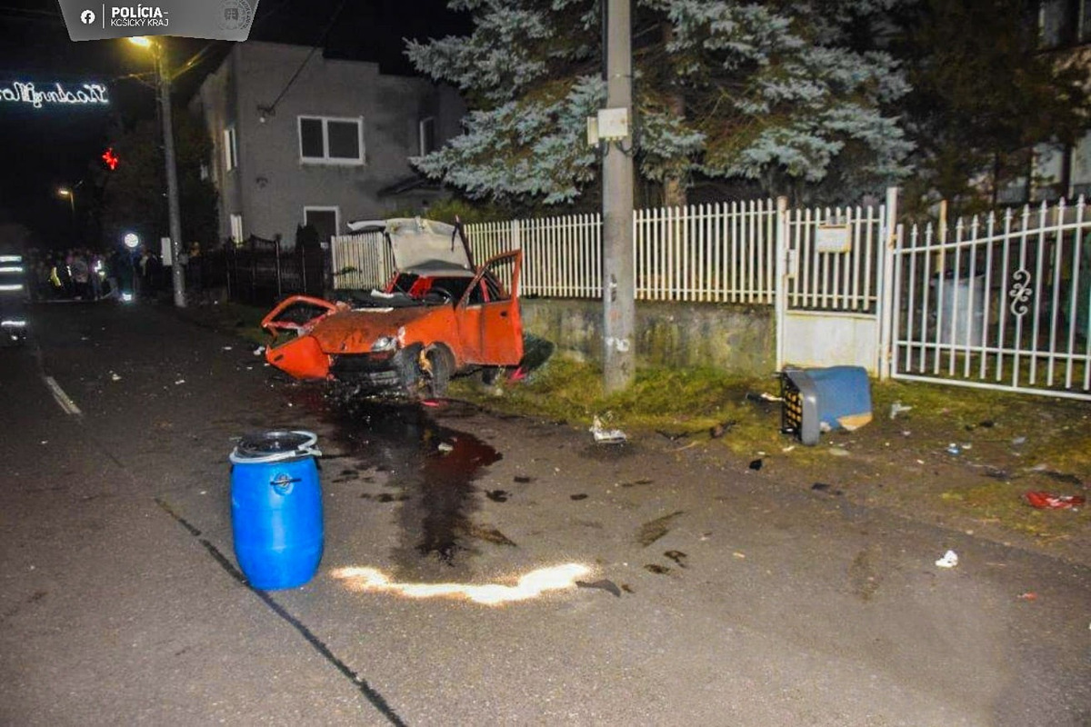 FOTO: Po nehode v Kecerovciach zostal z auta iba vrak, foto 1