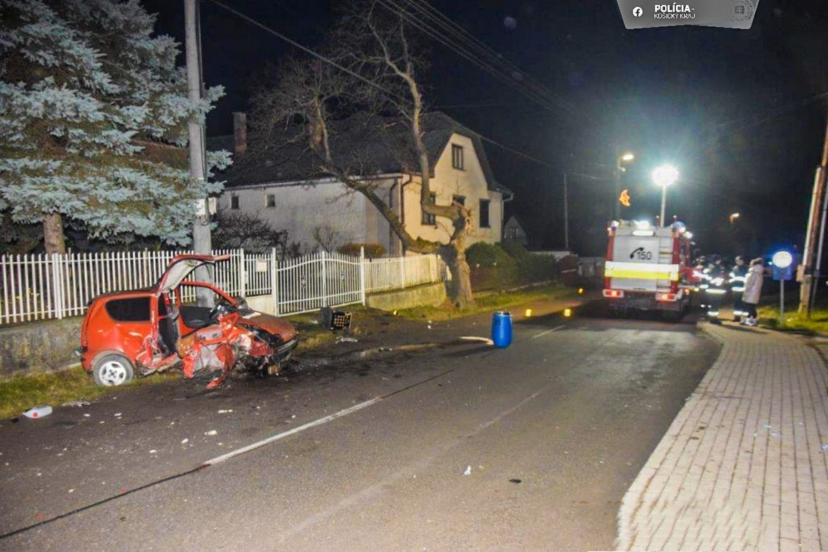 FOTO: Po nehode v Kecerovciach zostal z auta iba vrak, foto 2