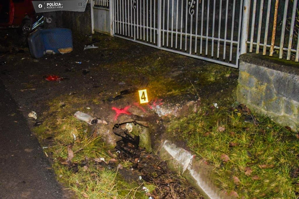 FOTO: Po nehode v Kecerovciach zostal z auta iba vrak, foto 3