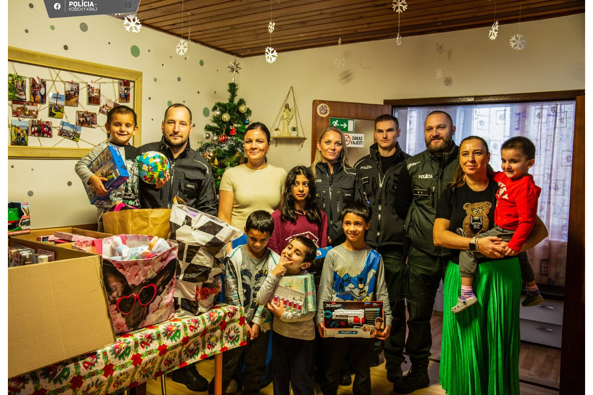 FOTO: Policajti darovali deťom na onkológii či v rodinnom centre štedré darčeky, foto 10