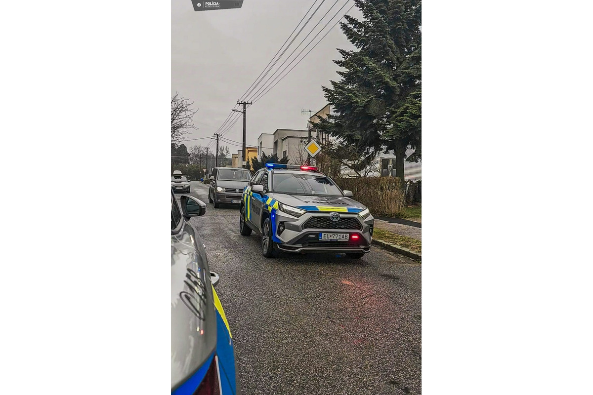 FOTO: Policajti darovali deťom na onkológii či v rodinnom centre štedré darčeky, foto 23