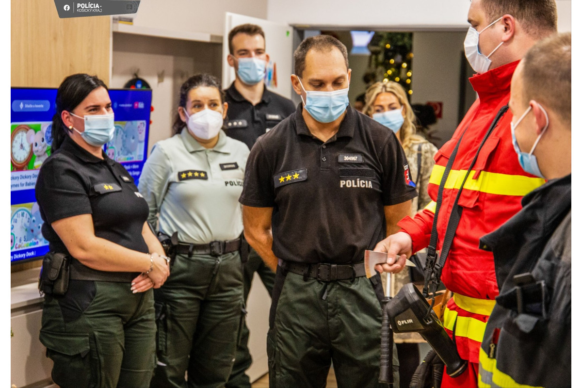 FOTO: Policajti darovali deťom na onkológii či v rodinnom centre štedré darčeky, foto 20