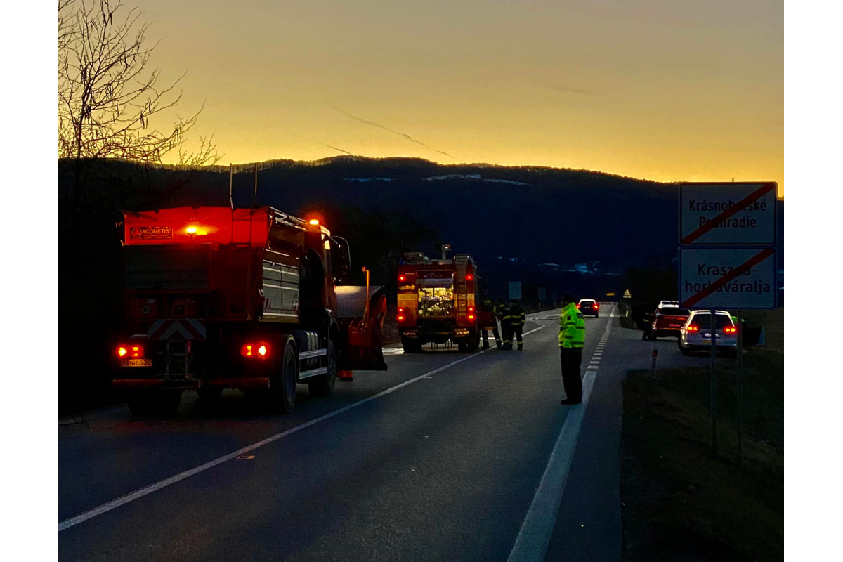 Na Gemeri uhorelo osobné auto do tla, foto 2