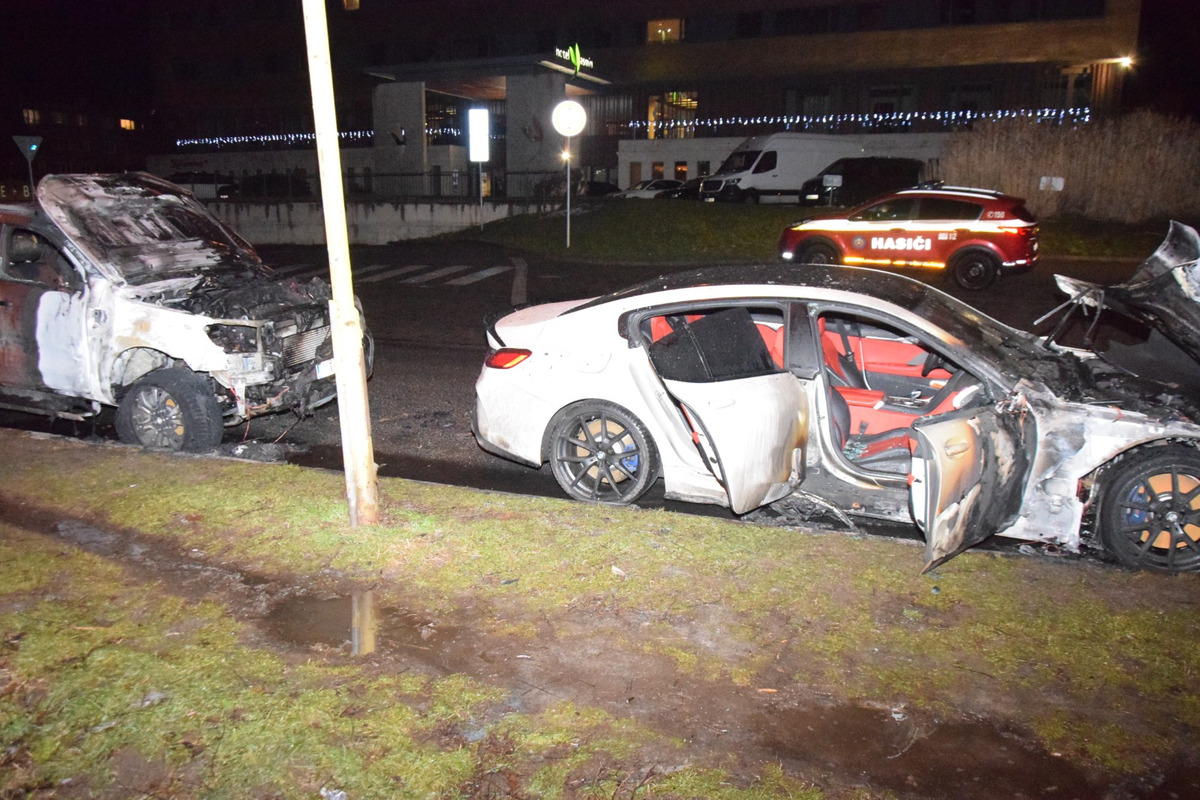 FOTO: Večerný požiar áut pri Hoteli Yasmin, foto 2