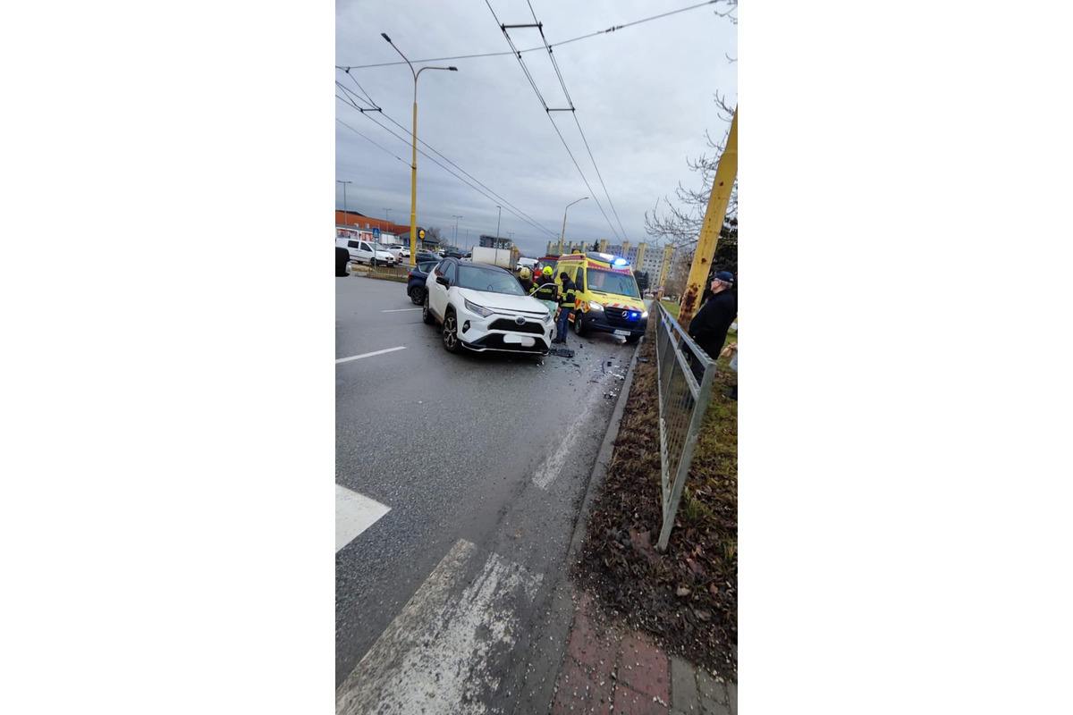Pri Lidli sa zrazili dve osobné autá, foto 2