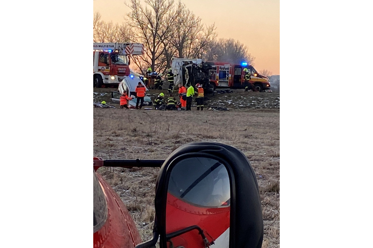 FOTO: Čelná zrážka dodávky a osobáku pred Turňou nad Bodvou, foto 2