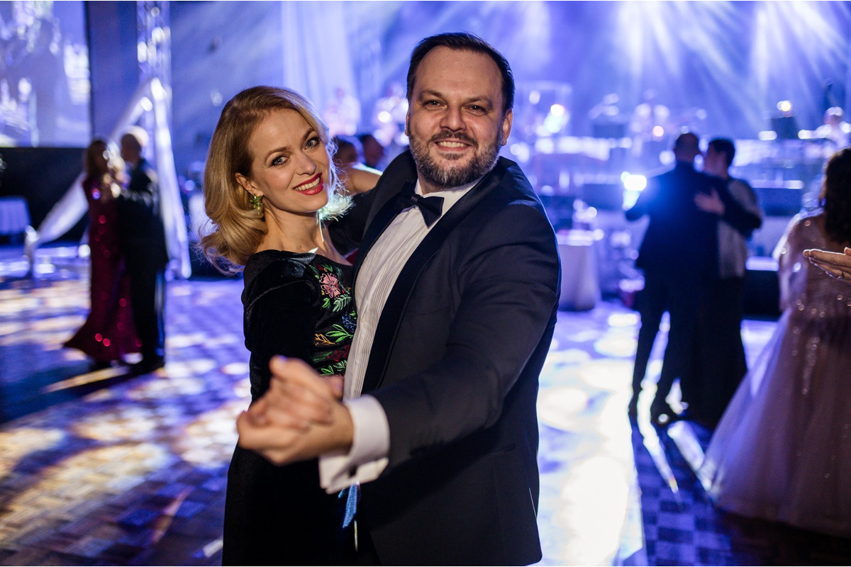 FOTO: Michalovce odštartovali plesovú sezónu luxusne, nechýbala módna prehliadka a prišiel aj Robo Opatovský, foto 1