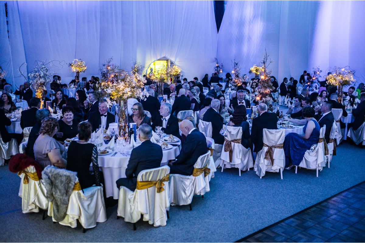 FOTO: Michalovce odštartovali plesovú sezónu luxusne, nechýbala módna prehliadka a prišiel aj Robo Opatovský, foto 2