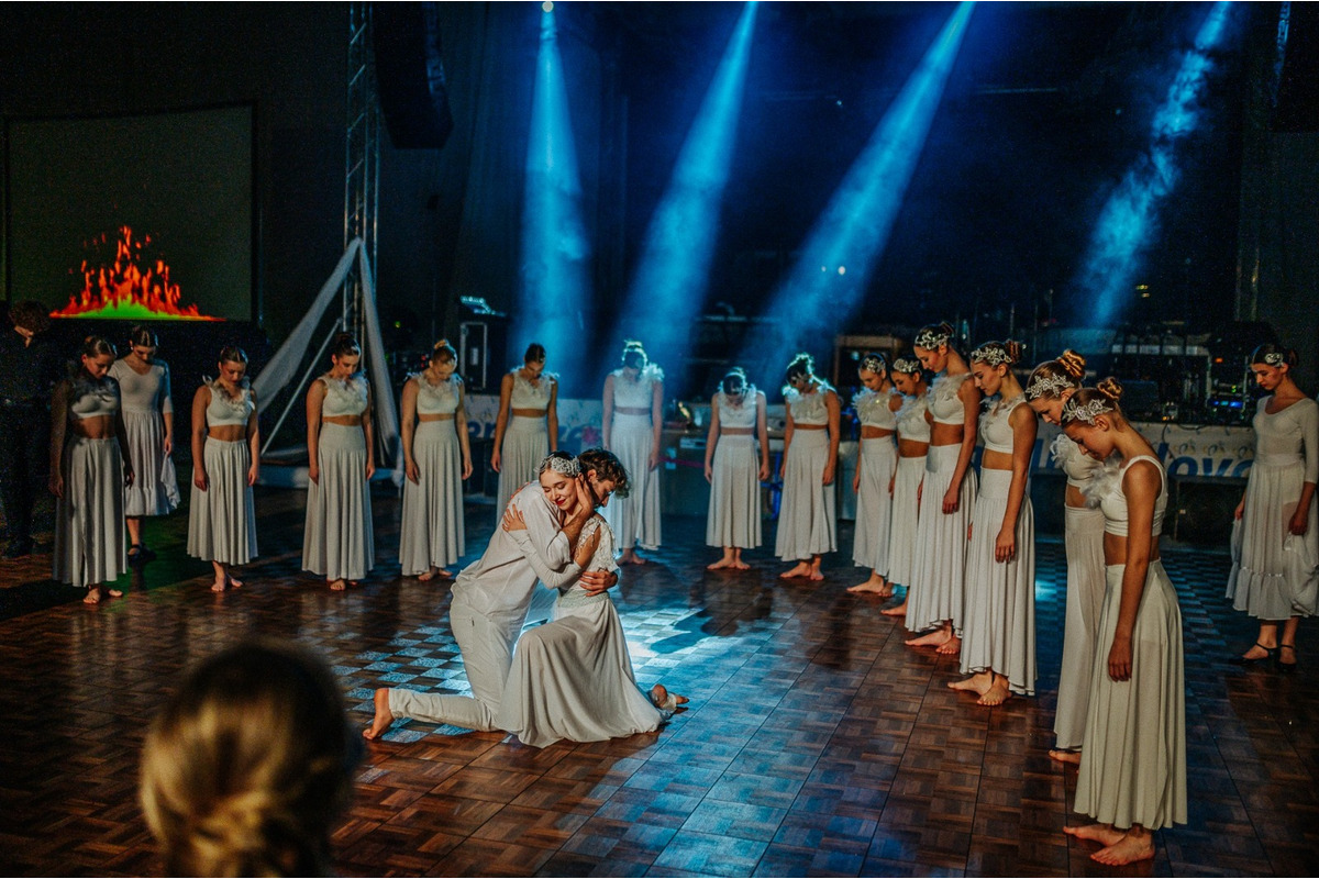 FOTO: Michalovce odštartovali plesovú sezónu luxusne, nechýbala módna prehliadka a prišiel aj Robo Opatovský, foto 3