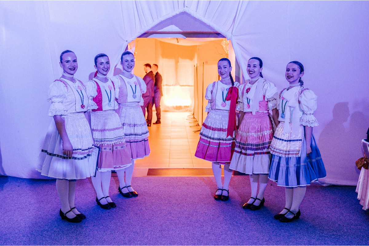 FOTO: Michalovce odštartovali plesovú sezónu luxusne, nechýbala módna prehliadka a prišiel aj Robo Opatovský, foto 4